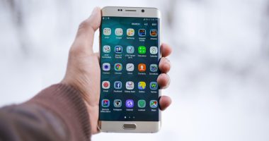 ujizz移动端新版本App截图，展示全新底部导航栏设计和流畅的内容浏览界面