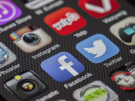 ujizz移动端App界面截图，展示精美的内容列表页面，暖棕色调设计，操作界面简洁直观